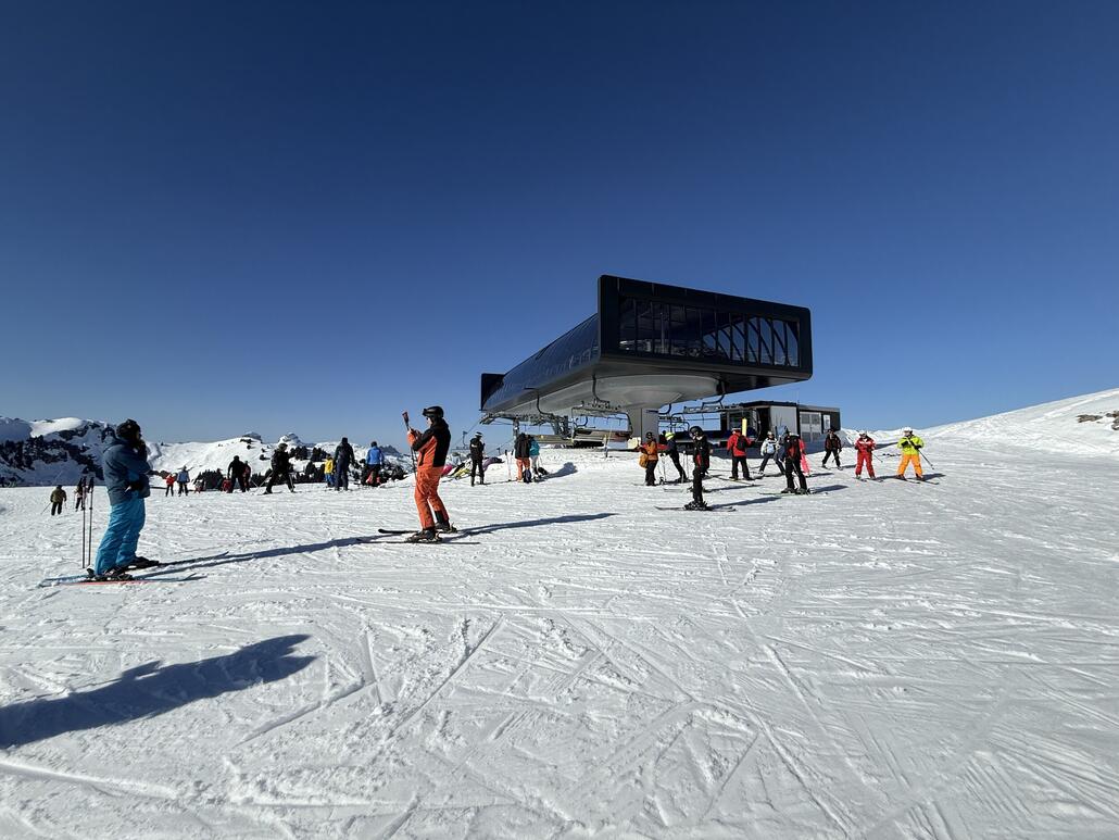 IMG_3052.jpeg (831.25 KiB) 693 mal betrachtet Bergstation der 8-KSB «Chaux Ronde»