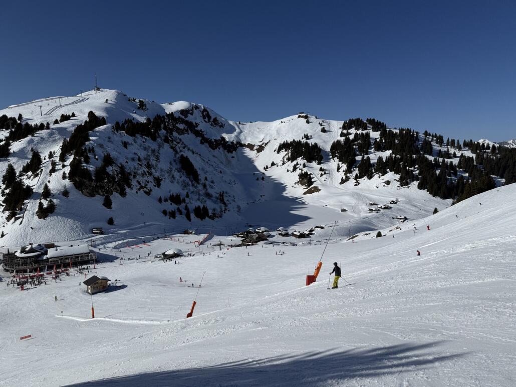 IMG_3054.jpeg (1.08 MiB) 693 mal betrachtet Blick rüber auf die Pisten am «Petit Chamossaire». Dort drüben muss heute ein richtiger Sulzschlacht stattgefunden haben. Die grosse Buckel sind aus der ferne beeindrücklich zu beobachten.