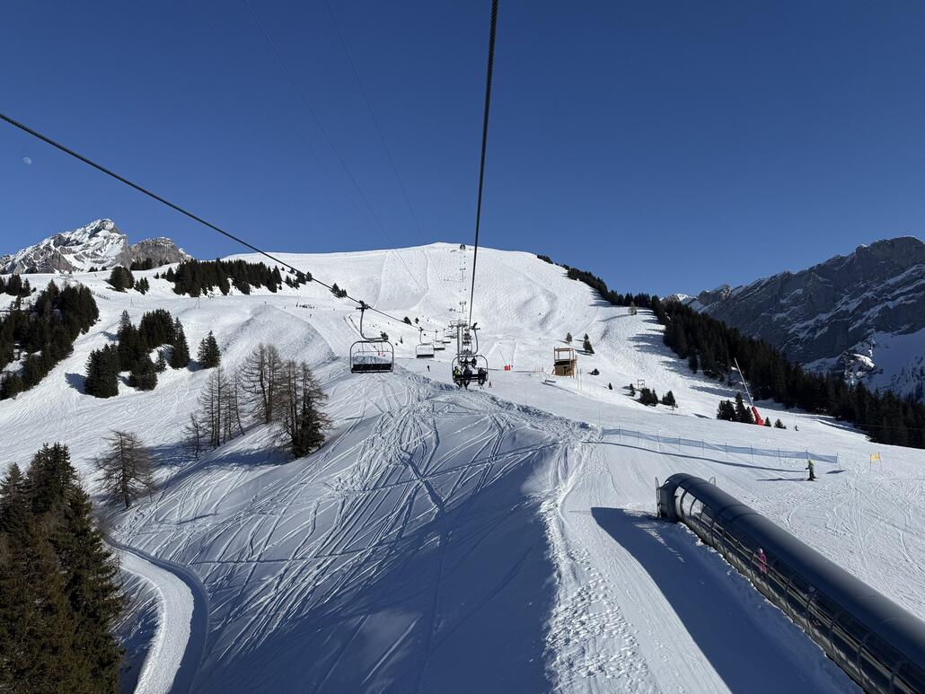 IMG_3060.jpeg (1.06 MiB) 693 mal betrachtet Dafür ist die Fahrt mit der 4-KSB zum «Les Chaux» schön zügig als Tagesabschluss.