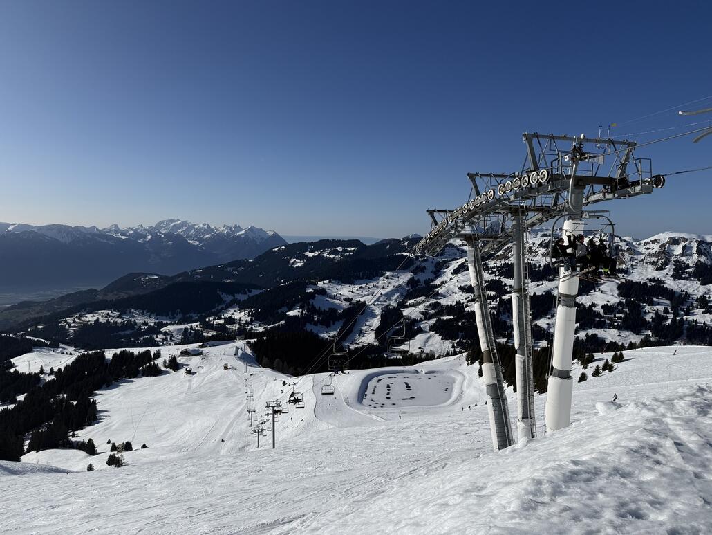 Noch einmal fuhren wir mit der 4-KSB zum «Les Chaux» hoch. Jetzt geht es auf die letzte Abfahrt runter nach «Frience».