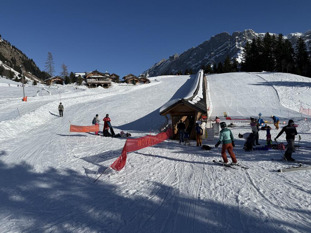 IMG_3064.jpeg (1.17 MiB) 693 mal betrachtet In der Hoffnung, dass es unten beim Rodelverleih auch noch was zu essen gibt, fahren wir einmal auch das Förderband, worauf wir die letzten Tage aus unsere Hütte zugeschaut haben. Leider nur ein "Hot Dog", also geht es zu unsere Refuge de Frience.