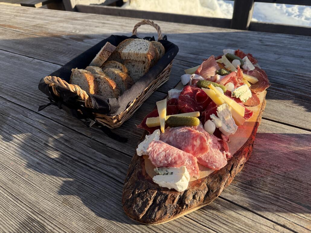 IMG_3066.jpeg (1.13 MiB) 693 mal betrachtet Die kalte Platte darf sich zeigen lassen! Hmmm... was für ein feinen Tagesabschluss!