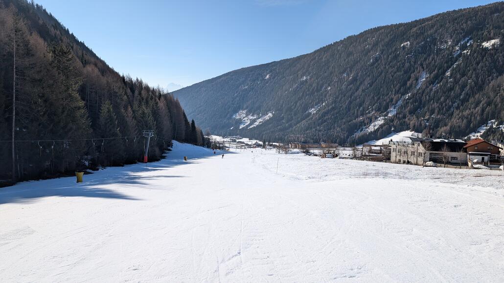 Hier gibt es einen Schlepplift mit perfekter anfängerpiste, konstant flach und lang hier lässt sich sicher gut lernen