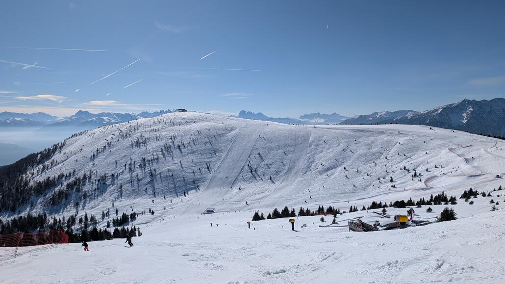 Schöner Gipfel Bereich am Jochtal mit zwei modernen aber leider kurzen Sesselbahnen. Hier auch Recht voll.