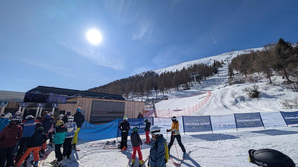 Die Steinermandl Bahn wird nun im Schnecken Tempo leer gefahren, kein Einstieg mehr möglich. Zum Glück bin ich sie vorher schon gefahren