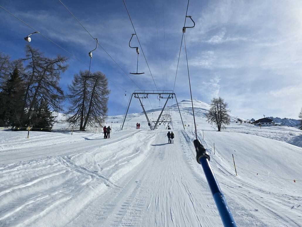 Am Juonli (und auch Nülli) sind beide Lifte in Betrieb, jedoch ohne Wartezeit.