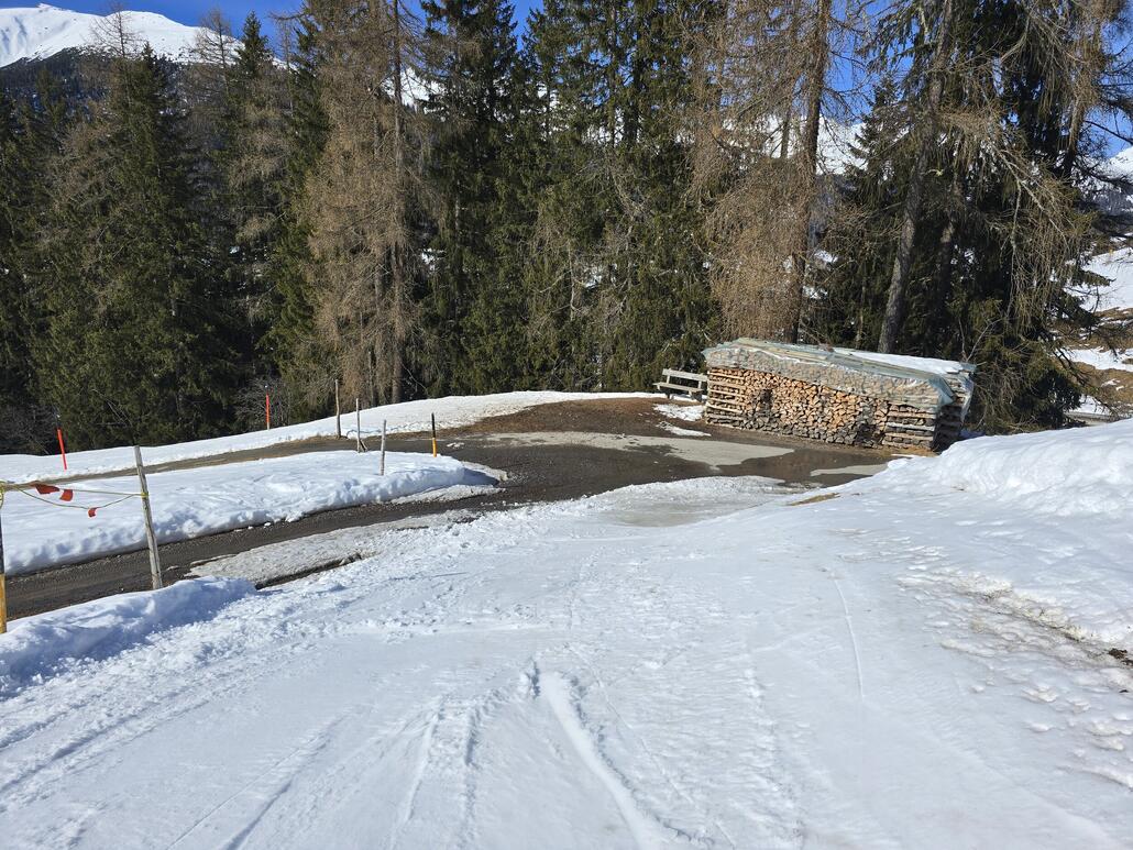 Bei der Strassenkreuzung muss man kurz abschnallen.