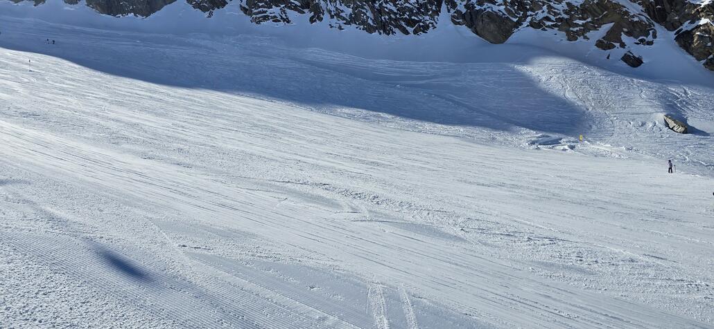 Pistenzustand um 13:30. Kein Sulz, griffiger Naturschnee.