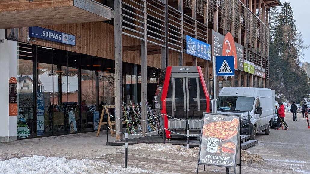 Talstation Komplex mit Kassen, und einer Demo Gondel für die neue Zubringerbahn die hier ersetzt werden soll.