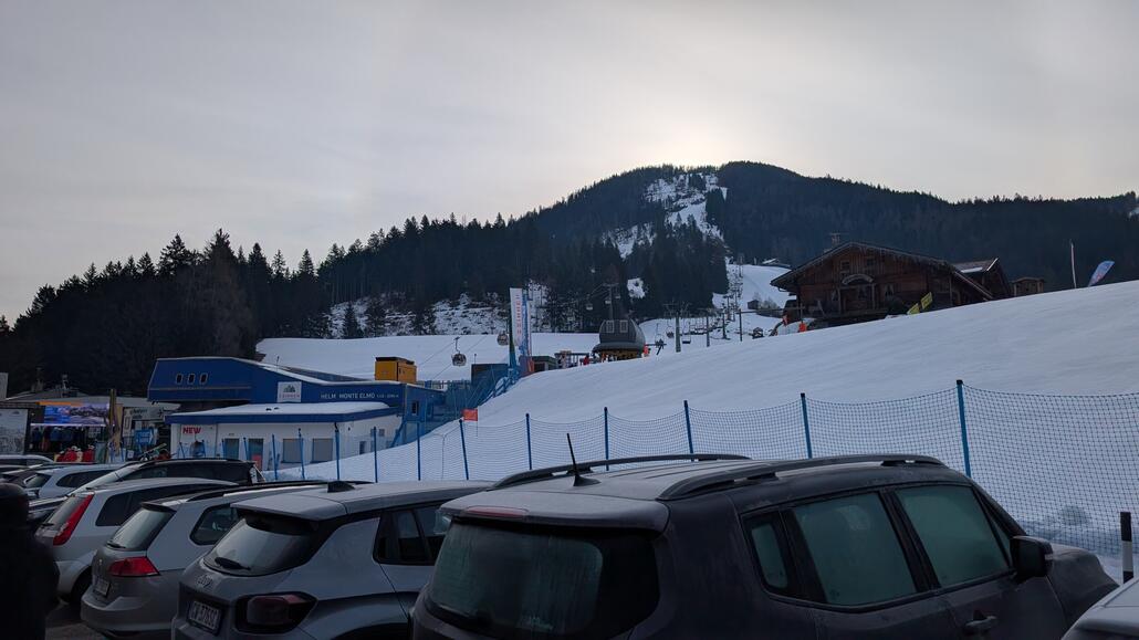Kostenloser Parkplatz an der Helmissimo Gondelbahn in Vierschach, um kurz vor 8:30 schon fast voll!