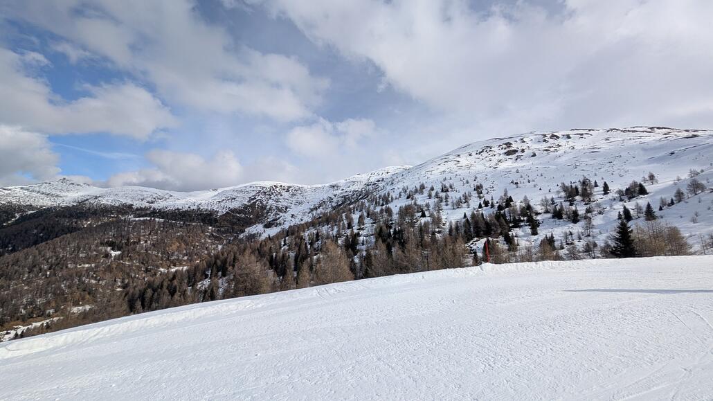 Über diesen Berggrat soll die Verbindung führen. Wäre nochmal eine schöne Piste eine Etage höher.