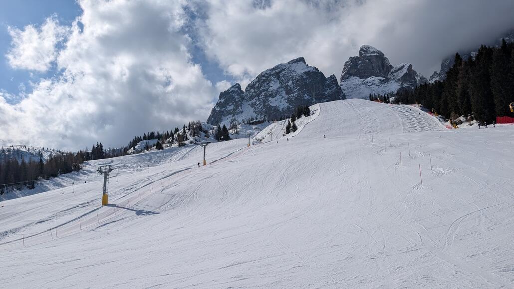 Angekommen am kreuzbergpass mit kleinen Lift und vielen gemütlichen Pisten erinnert mich ein bisschen an die schiessafari am Hoch ybrig die einen nach einem gemütlichen waldstück auch zu einem solchen Schlepplift etwas abseits an der Passhöhe bringt