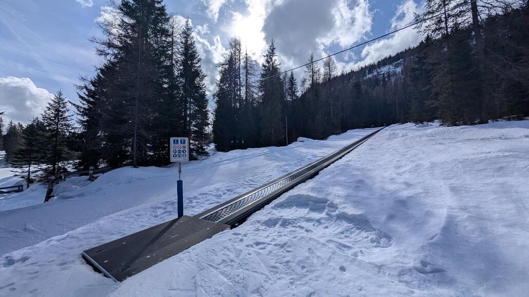 Es geht weiter in Richtung dem Skigebiet ganz linksaußen am Pistenplan, und netterweise ist auch hier überall am ziehweg wo man es braucht ein entsprechendes Förderband montiert