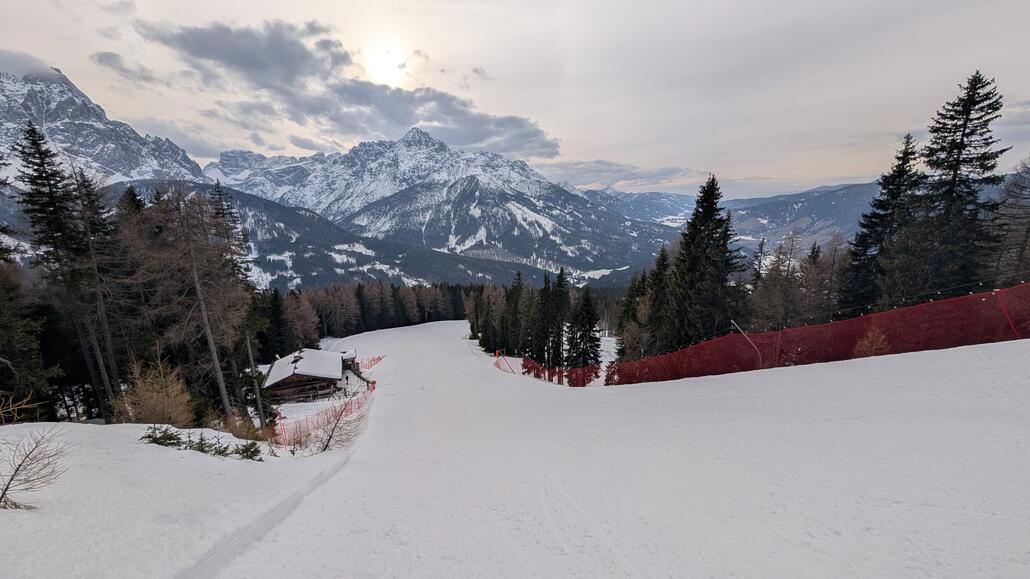 Um 16:15 Uhr geht's dann zur Talabfahrt runter, dieses Mal die rote außen herum