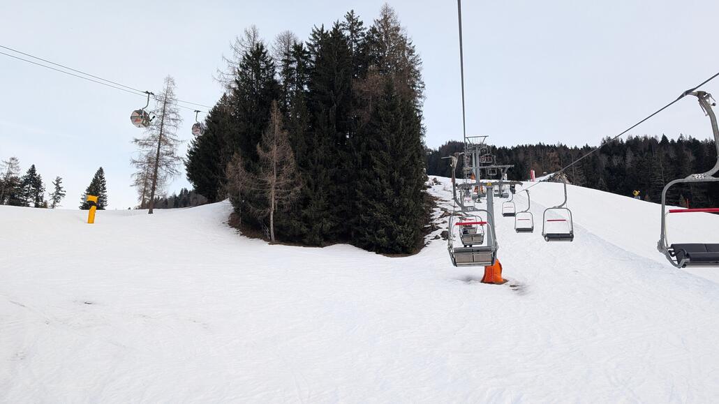 Und dann läuft sogar noch der 2er Sessellift im Tal, den nehme ich also auch noch final zum Abschluss mit, in Summe also auch wieder ein gelungener Skitag, auch wenn der Schnee doch schon ziemlich weich war an manchen Stellen