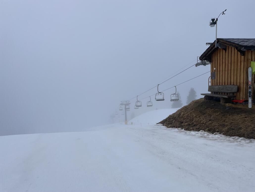 Dicker Nebel unterhalb der Bergstation Brunni