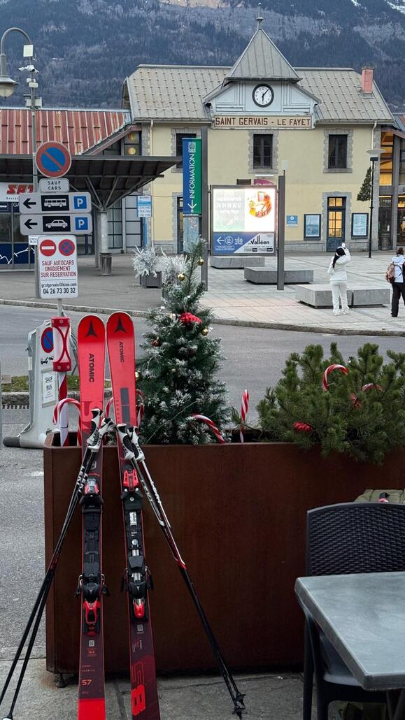 Der Bahnreisende lässt seinen Ski vor der Abfahrt abtrocknen und genießt seinen Drink :)