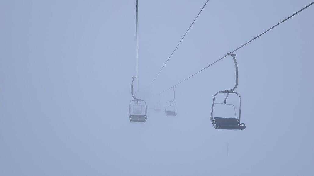 Wo ich nun schon hier bin nehme ich auch noch den Gipfel Lift Ballon mit, auch wenn man null sieht. Ich kenne das Skigebiet ja schon gut von früher vom Panorama her, von dem her ist es gar nicht schlimm wenn ich nachher an der Marmolada auch nicht sehe, Hauptsache ich muss nicht unten im Tal ewig anstehen.