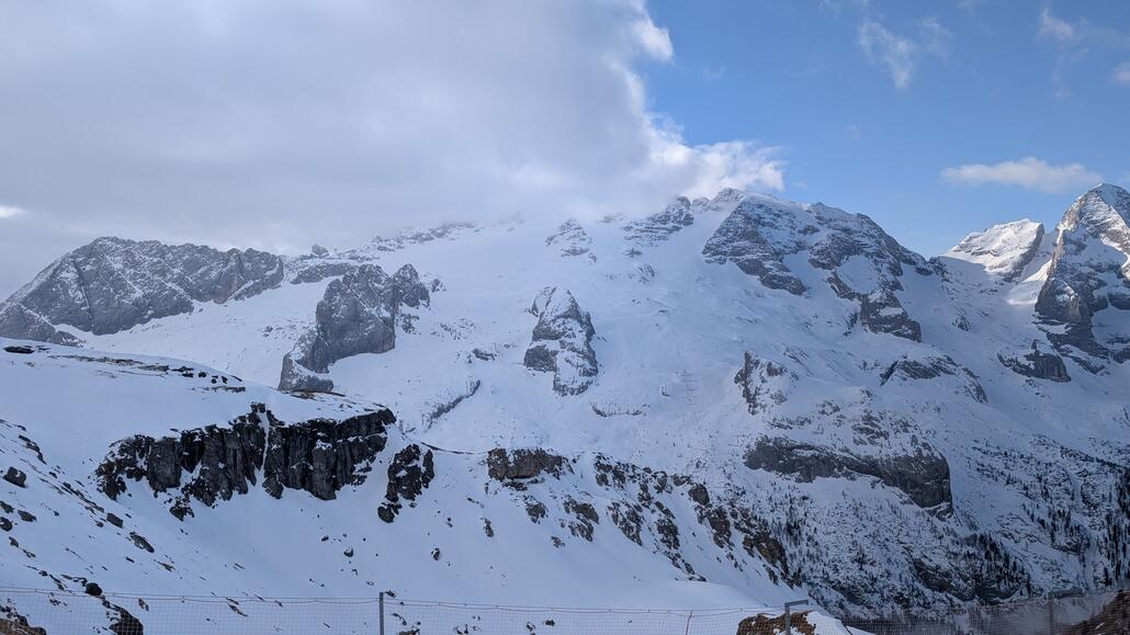 Blick zur Marmolada mit Ruine der alten 2er Sesselbahn links, die ich als Kind noch fahren durfte, und rechts dem Korblift vom Stausee aus.