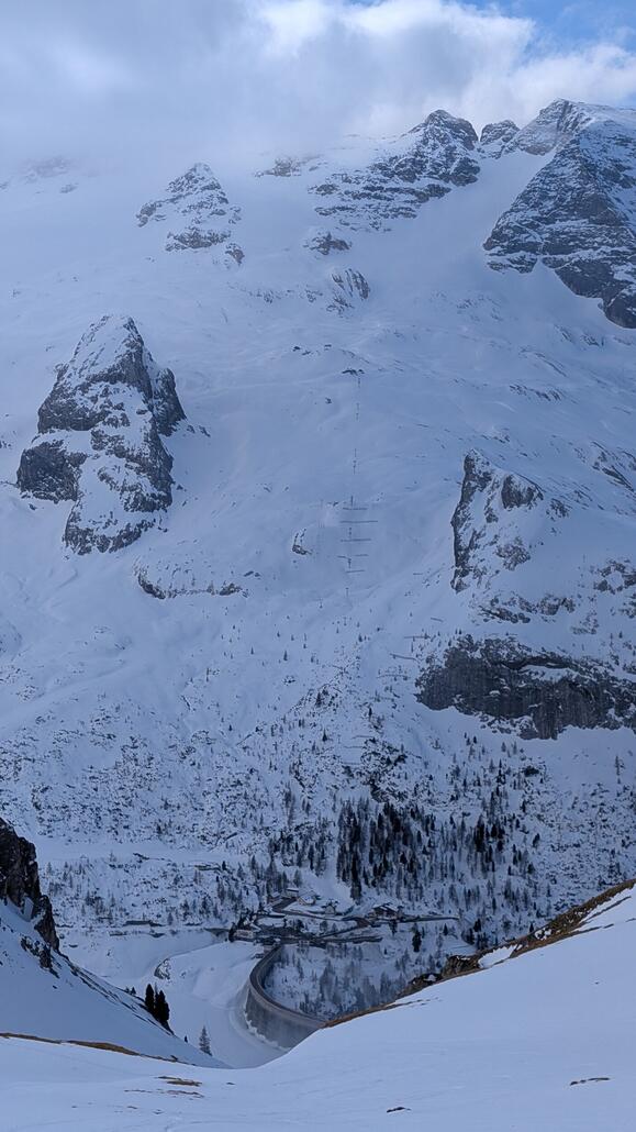 Dass der 2er Sessel geschlossen wurde kann man ja noch nachvollziehen, da die Marmolada Gondelbahn ja doch ziemlich redundant ist, aber die Piste am Korb Lift zum Stausee wäre doch so wunderschön zu fahren in hoher Höhenlage wo der Schnee immer knapper wird, es ist doch unglaublich dass man sowas aufgibt!