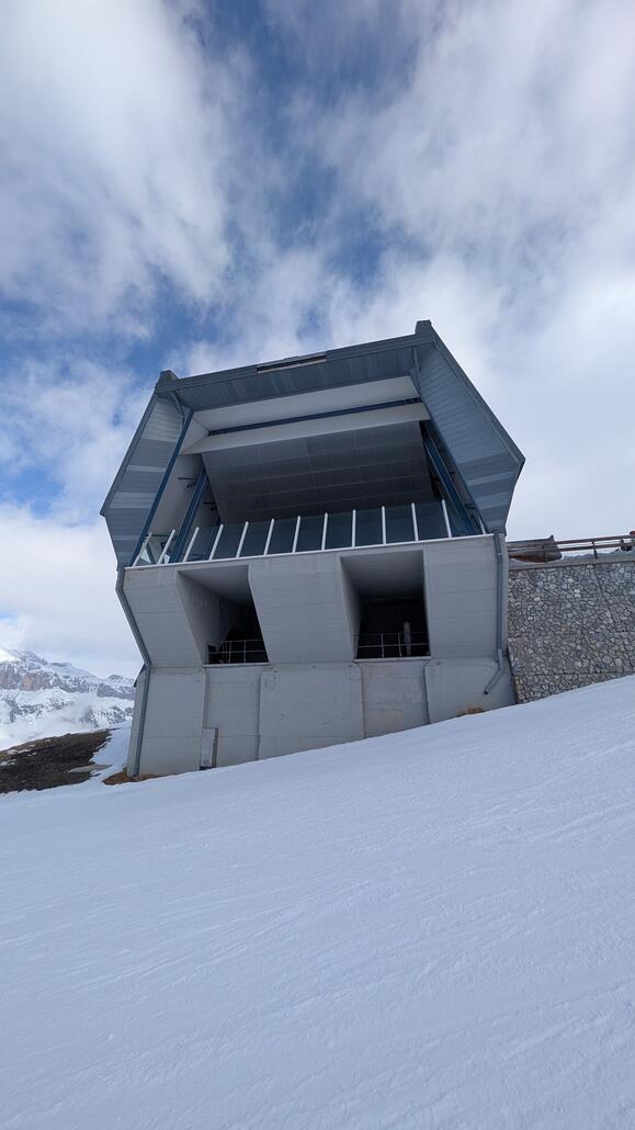 Die Rückseite der Funifor sieht so aus, als hätte man eine Erweiterung geplant direkt in Richtung Marmolada. Ist das Zufall dass die Station hinten so aussieht oder gab es mal wirklich solche Pläne?