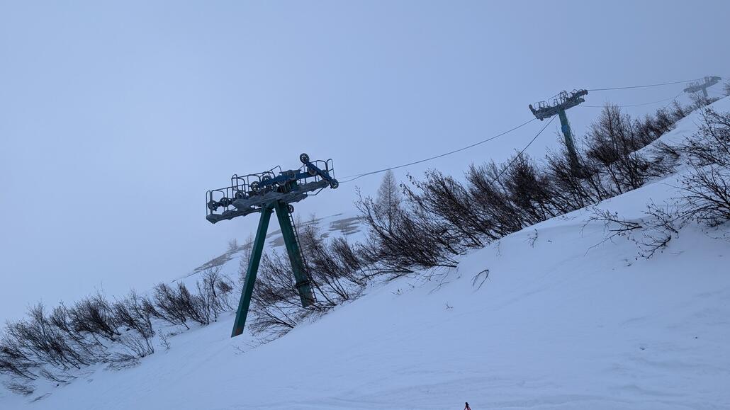 Jammerschade, die Sesselbahn Ruine. Der einzige Grund warum man sie noch stehen lässt kann doch hoffentlich nur sein dass man irgendwann einen Ersatz plant, der da nicht als Neubau gelten soll, oder?