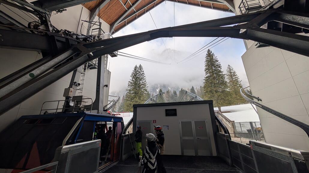 Und tatsächlich, keine Wartezeiten an der marmoladagondelbahn, ich kann direkt in die nächste Gondel einsteigen!