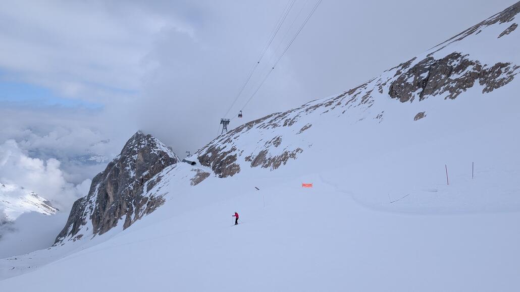 Das letzte Mal als ich vor 9 Jahren hier war konnte man noch die obere Sektion wiederholen, und durch den Stollen zur Mittelstation zurück. Inzwischen ist der Gletscher zu tief.