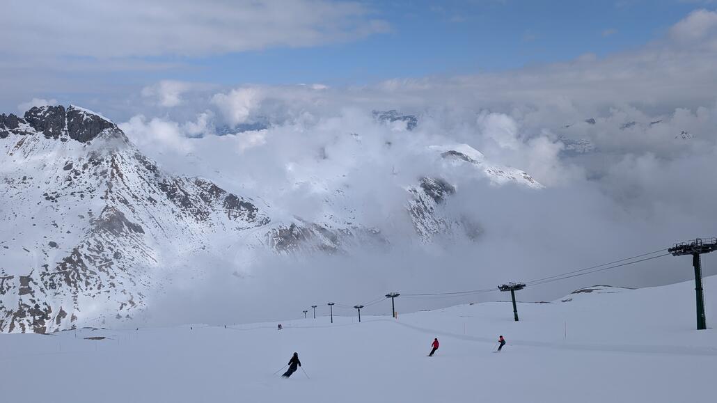 Die Ruine der alten Sesselbahn. Schade dass hier nichts ersetzt wurde, die Piste ist weiterhin super gut zu fahren! Ähnlcih gut ließe es sich sicher am ehemaligen Korblift am Stausee fahren! Schade Schade!