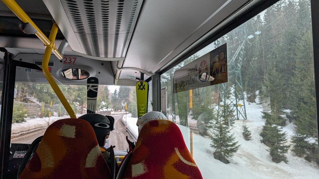 Inzwischen  im Bus, der immer um 19 Minuten nach alle halbe Stunde fährt. Das busticket für beide im busstrecken die heute notwendig sind kostet zusammen 10 €, da mir meine Firma als Benefit aber alle Nahverkehrstickets weltweit erstattet, stört mich das nicht.