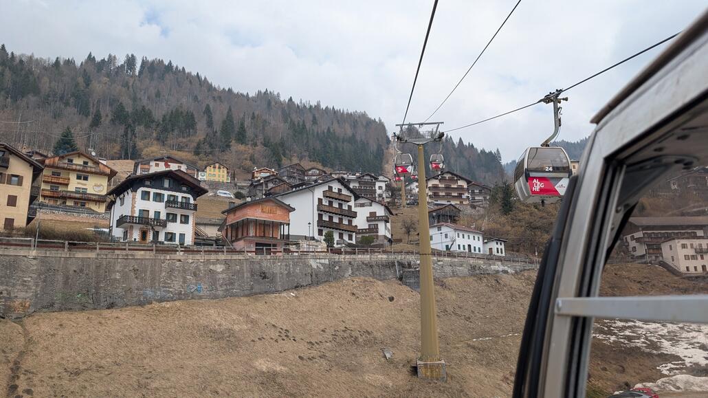 Inzwischen in Alleghe nach etwa 25 Minuten Bus fahrt. Jetzt habe ich Zeit dieses Skigebiet hier zu entdecken, nachher geht eine weitere Buslinie von Pescul zurück in Richtung 5 Torri