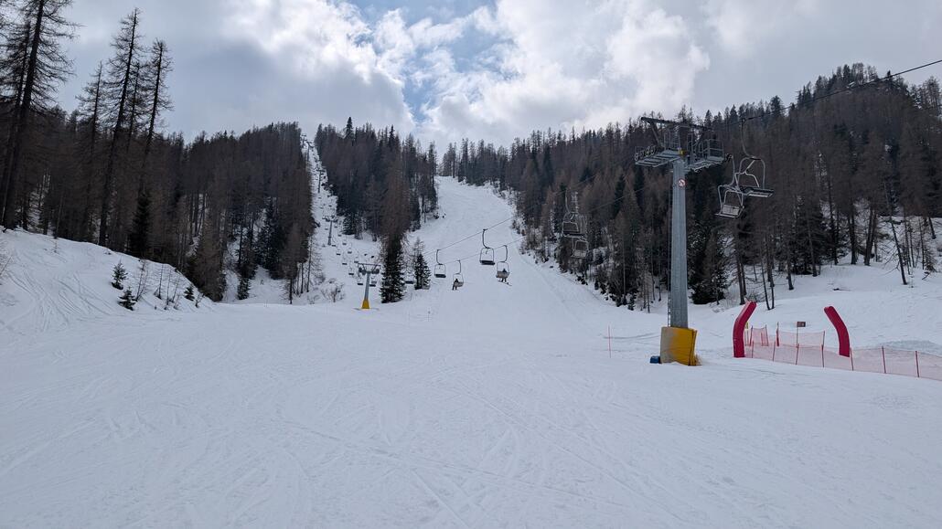 Oben gibt es auch noch eine schöne Abfahrt an einem abgelegenen zweiersessellift hier sind die Pisten auch um 12:30 Uhr noch sehr gut zu fahren