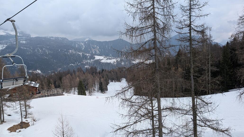 In Opensnowmap ist noch ein Schlepplift eingezeichnet, mit dem man die Abfahrt noch länger ins Tal verlängern könnte, den scheint es aber nicht mehr zu geben. Hier sieht man die Piste gerade aus die bis ins Tal führte, bei der jetzt einfach ein gesperrt Schild steht.