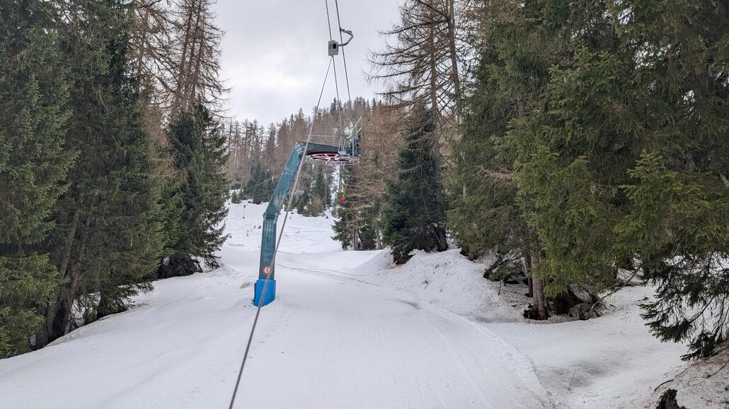 Bevor es ins Tal geht ist noch Zeit für den gemütlichen kurvenschlepplift Lastie. Die drei schlepplifte hier stellen eine Alternative Verbindungsachse zwischen den beiden Tatorten her.