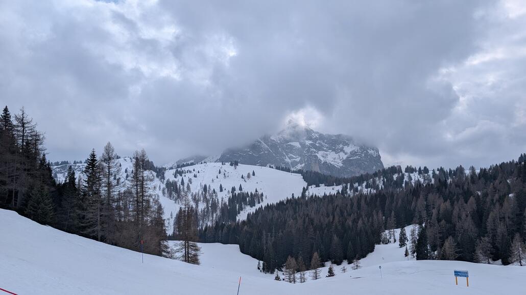 Blick zurück zu der Bergstation der Gondelbahn Col Baldi. Der Schlepplift dort hinten läuft offenbar auch, nur der mittlere Schlepplift der von dort hinten nach hierher die Verbindung herstellen würde scheint nicht zu laufen.