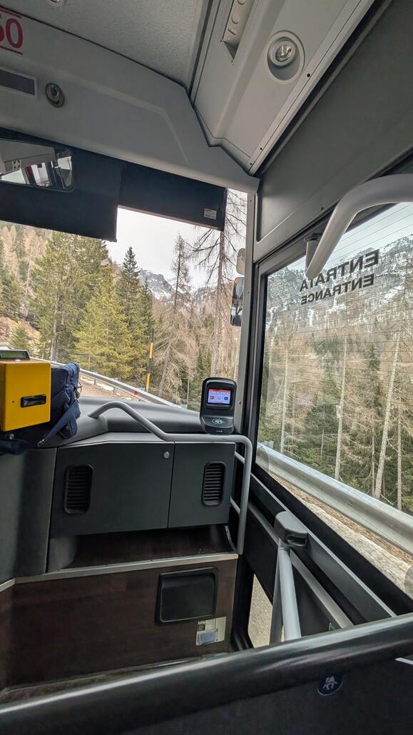 Ich bin früher als gedacht im Tal, und schaffe damit sogar noch eine Fahrt der Sesselbahn aus dem Tal. Just in time erreiche ich dann beim Bus der schon bereit steht und zwei Minuten nach geplanter abfahrtszeit losfährt.