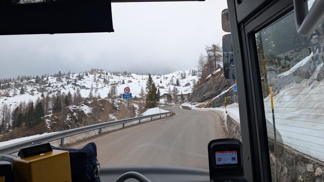 Das 10 € Ticket für den ersten Bus ist auch in diesem Bus gültig die Fahrt hier oben ist schon sehr schön über die vielen Serpentinen.