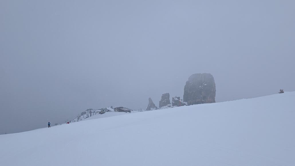 Oben hat es dann inzwischen angefangen zu schneien, trotzdem eine sehr sehr gut zu fahrene Piste in der oberen Sektion des 5 Torri Sektors