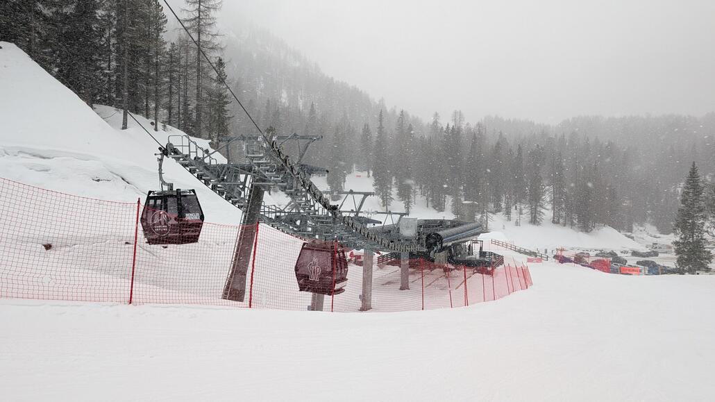 Unten angekommen an der Cortina Skyline, die Bahn ist neu für mich aber leider macht es keinen Sinn sie zu fahren, da in Cortina nur ein einziger Sessellift für die Öffentlichkeit aktuell geöffnet ist. Grund sind natürlich die Olympischen Spiele. <br />Irgendwann muss ich hier mal wieder herkommen wenn kein Olympia ist, denn ich war tatsächlich noch nie in Cortina Skifahren! Gestern Abend bin ich dort noch durchgefahren bin mit dem Auto.