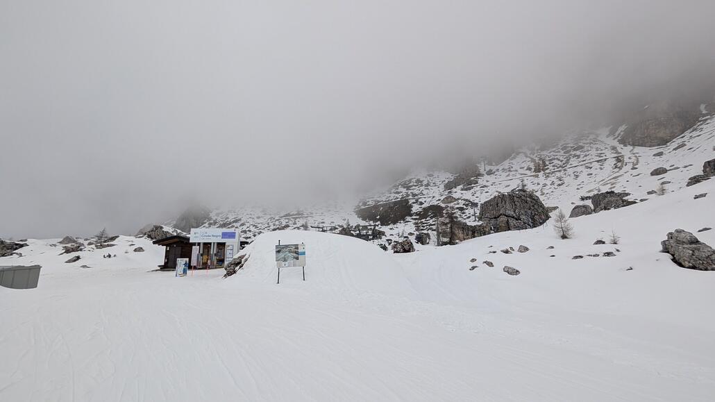 Schließlich wechsle ich auf die Seite der Lagazuoi Gondelbahn, und muss dafür schon den 03.02 Sessellift in diesem kleinen Gebiet nutzen, in diesem Premium Skigebiet.