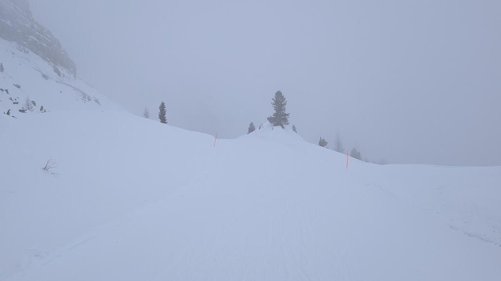 Und jetzt gibt es noch mehrere Stellen an denen man nach oben laufen muss auf der Piste, und kein Förderband montiert ist. Und das in dem 84 € Premium Skigebiet, während im familienskigebiet gestern von den drei Zinnen überall wo notwendigen Förderband montiert war...