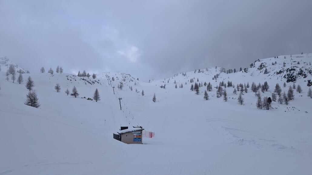 Die Pisten sind hier extra so angelegt dass man jeden Lift mitnehmen muss, hier auch den Schlepplift Gallina. Komischerweise klappt das bei verbundskigebieten außerhalb der Dolomiten auch ohne solche verpflichteten Liftfahrten.