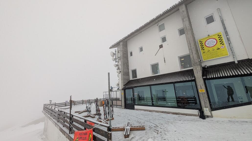 Um 16:10 Uhr dann erneut oben angekommen, jetzt geht's zur finalen Talabfahrt die letzte Fahrt die theoretisch noch möglich wäre schenke ich mir heute