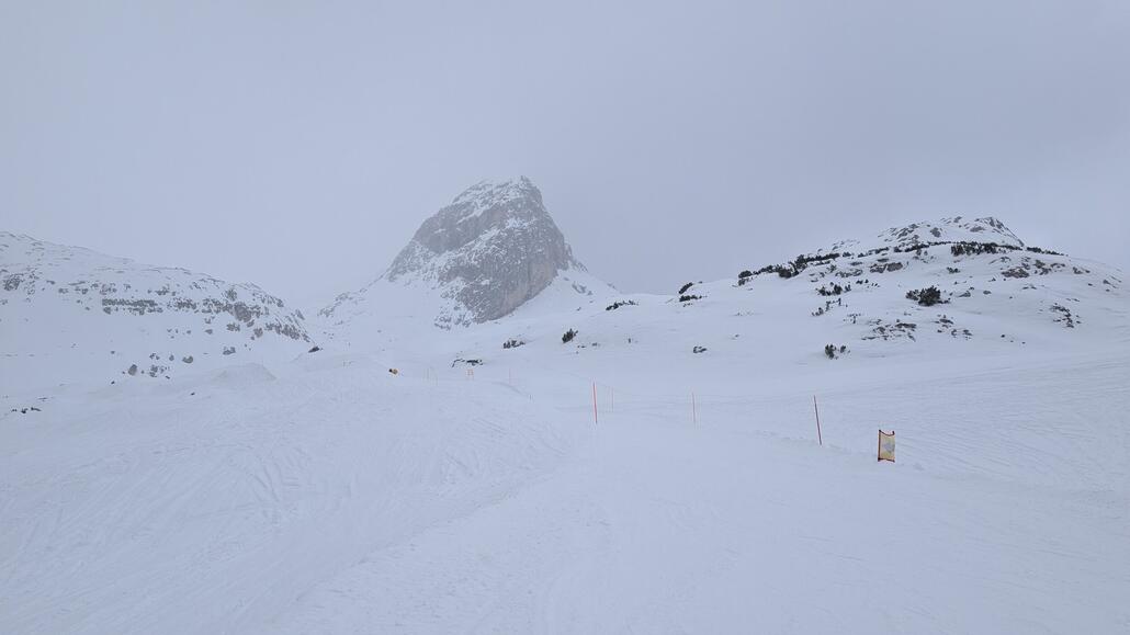 Oben ist die Abfahrt noch im Nebel gelegen, aber unten heraus kommen die spektakulären Felsen gut zur Geltung!