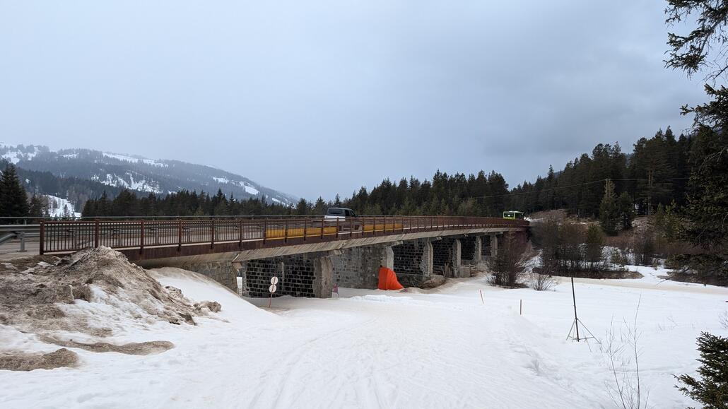 Angekommen an der straßenbrücke über das Tal mit der Skipiste, von hier kann ich laufen zum Campingplatz mit den Gästen den ich heute morgen gesprochen habe, scheint es allerdings ein direkteren Weg gegeben zu haben, habe ich ihn wohl nicht gesehen. <br />Trotzdem an sich ein gelungener Skitag und extrem viel an einem Tag gesehen, leider hat das Wetter nicht voll mitgespielt, aber das hat mir dann an der Marmolada im schlimmsten Fall auch eine Stunde wartezeit gespart.