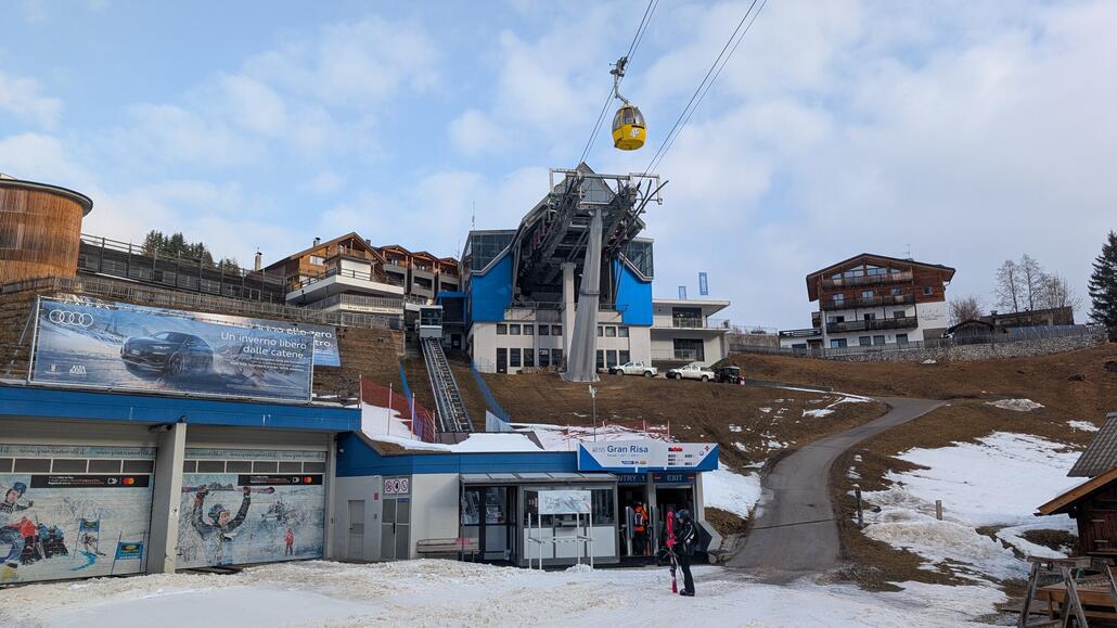 Die schwarze Talabfahrt zur Piz la Ila ist morgens gut zu fahren, einige Stellen aber auch schon knollig