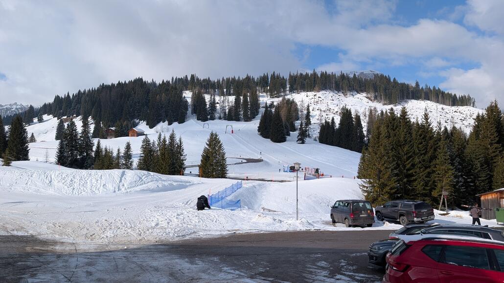 Und nicht die gleiche Talabfahrt wie gestern nach corvara zu fahren, entscheide ich mich den historischen alten Schlepplift in Richtung Boe zunehmen. Da man nie hier allerdings ans ganze Stück laufen müsste nehme ich zuerst die pralongia-sesselbahn