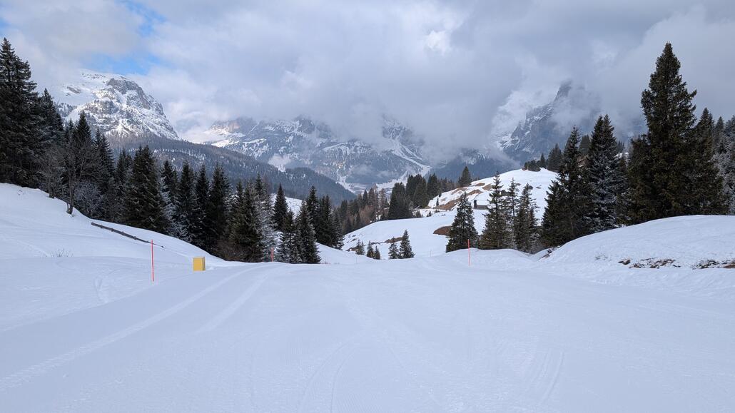 Hier gibt es eine abgelegene sehr gemütliche rote Abfahrt, die einen bis direkt vor dem Schlepplift bringt