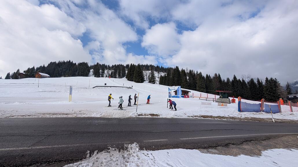 So muss man nur noch einmal kurz abschnallen und ist direkt beim Schlepplift. <br />Komisch, dass dieser Bereich nicht besser ausgebaut ist, z.B. durch Ersatz des schleppliftes, und Einsatz von Skibrücken sowie Förderbändern falls nötig. Eigentlich ist das doch der prädestinierte Bereich, um vom Sellaronda-Bereich in das Skigebiet von Alta Badia zu wechseln, viel besser als hinten beim Monte Cherz oder unten im Tal in Corvara. Dazu müsste man den Schlepplift am besten bis nach oben zur Boe Bergstation, oder zumindest bis zur Bergstation des Sessellifts darunter ersetzen.