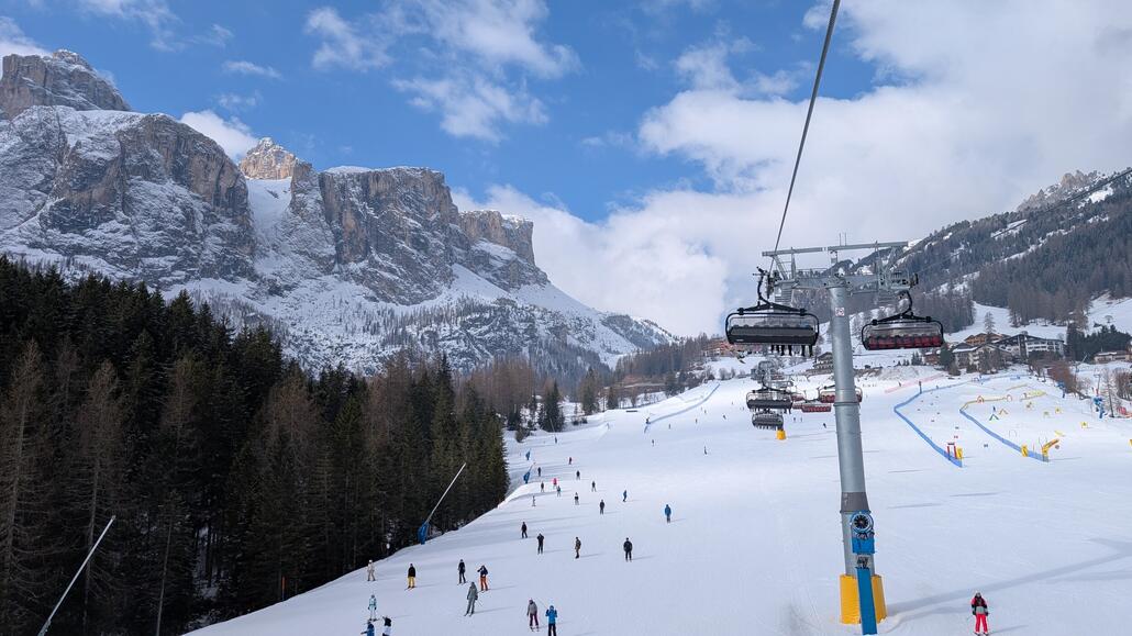Auch der nachfolgende Achter Sessellift ist neu für mich, auf der ist schön geworden und ausnahmsweise sogar mal mit Haube gebaut. <br />Oben am grödner Joch erwartet mich dann gleich mein meist gehasster Sessellift im gesamten Skigebiet, ein fix geklemmter Sessellift der eigentlich komplett unnötig ist, man aber per Zaun gezwungen wird ihn zu fahren, mal schauen ob ich aus Prinzip heute umfahren kann.